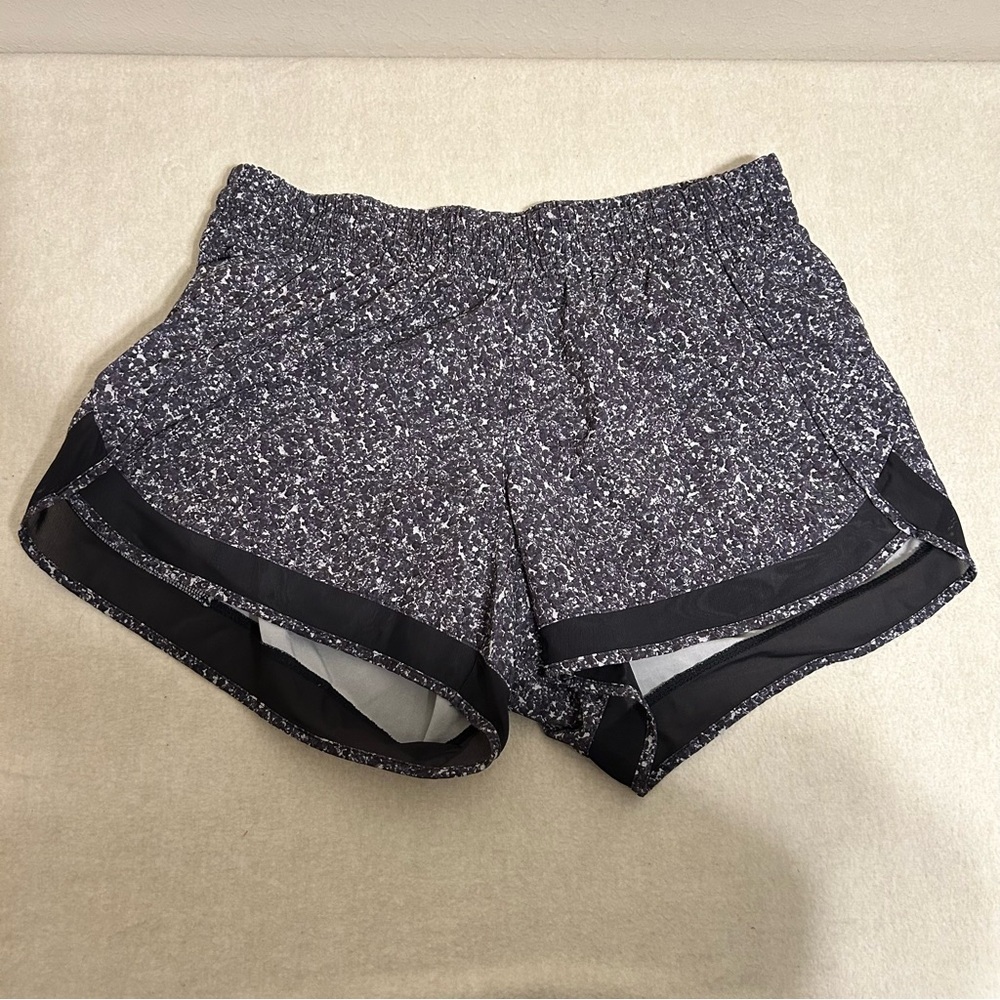 Athleta Printed Mesh racer run shorts 4” Size S gray and black